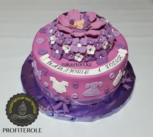 Вес 4,800. Внутри шоколадные коржи Whoopie pie c шоколадным суфле. Стоимость этого торта 21 600 тенге.