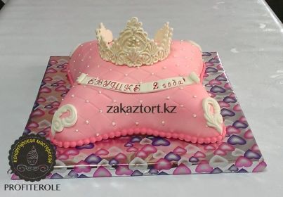 Вес - 2.6 кг. Внутри - шоколадный с вишней.