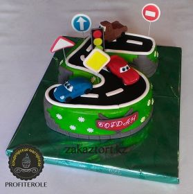 Вес 2,5 кг, внутри - бисквит с клубнично-творожным суфле.