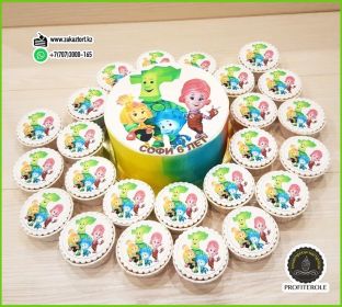 Торт и капкейки с одинаковым оформлением.