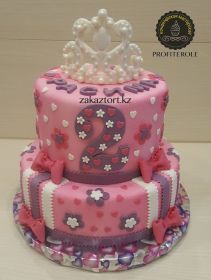 Вес 5 кг. Внутри нижний ярус "Рафаэлло", верхний ярус "Молочная девочка" с кремом "Пломбир" шоколадным и ванильным.