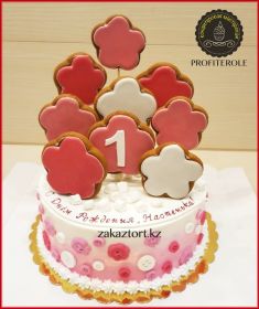 Вес 2,6 кг. Внутри "Молочная девочка" с кремом пломбир.