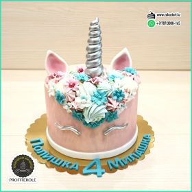 Вес 2,8 кг. Начинка: ванильный бисквит с клубничным муссом.